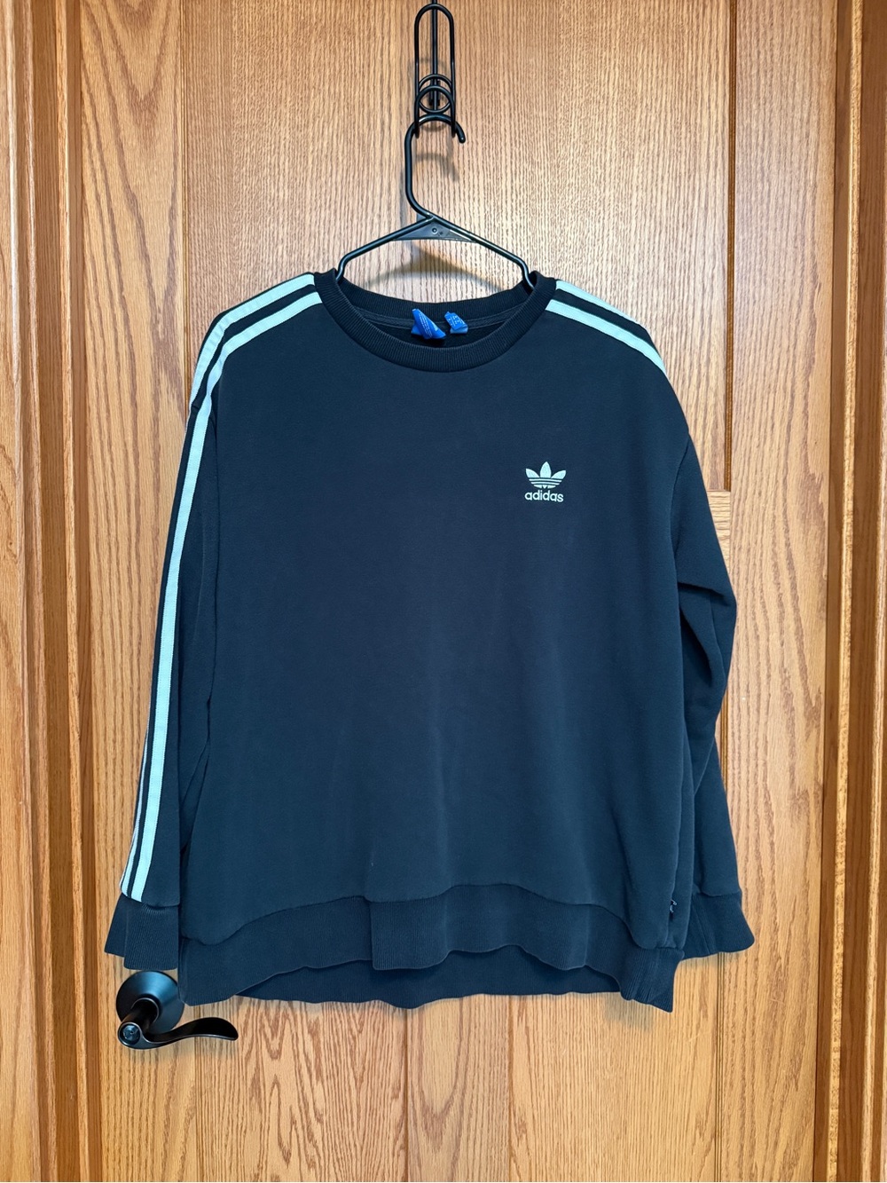 Adidas Originals crew neck sweatshirt🖤 size medium